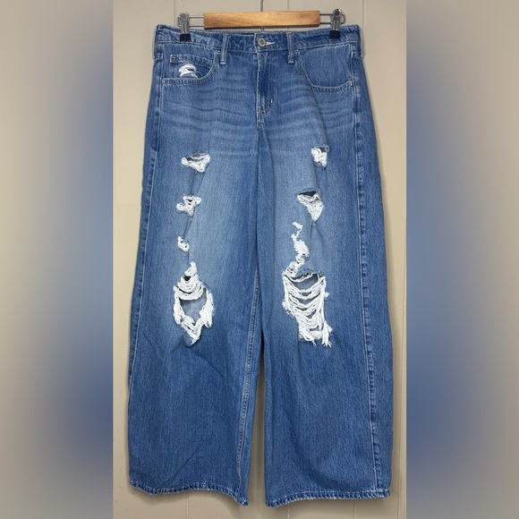 Hollister Low Rise Super Baggy Distressed Jeans Womens Size 4 - Picture 2 of 10